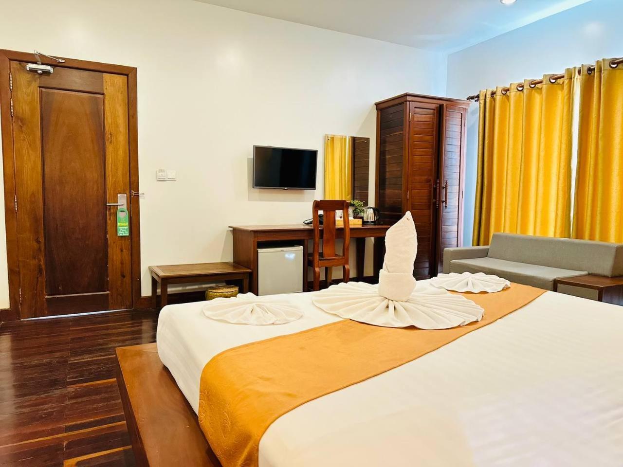 Holy Angkor Hotel เสียมราฐ ภายนอก รูปภาพ
