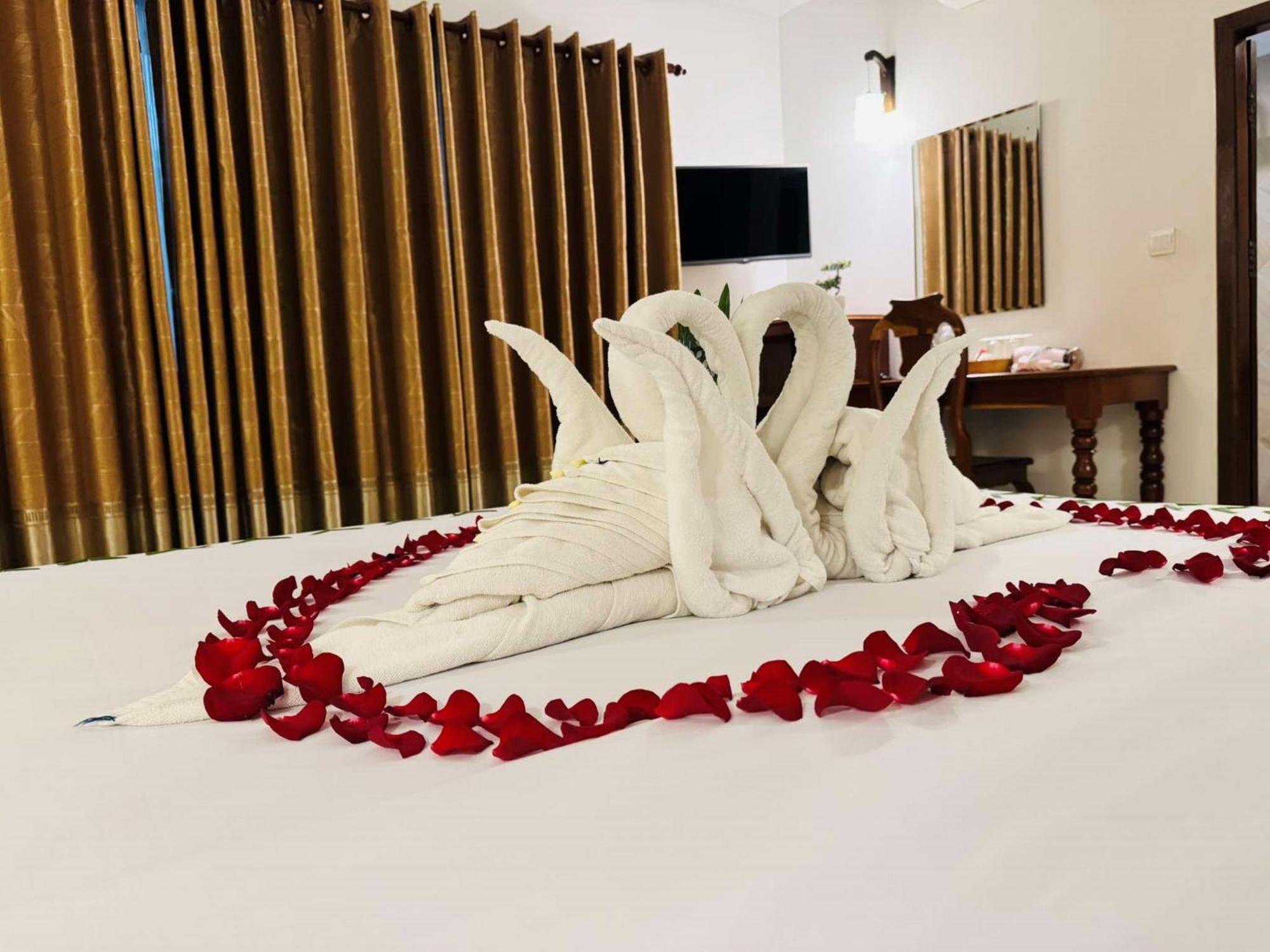 Holy Angkor Hotel เสียมราฐ ภายนอก รูปภาพ