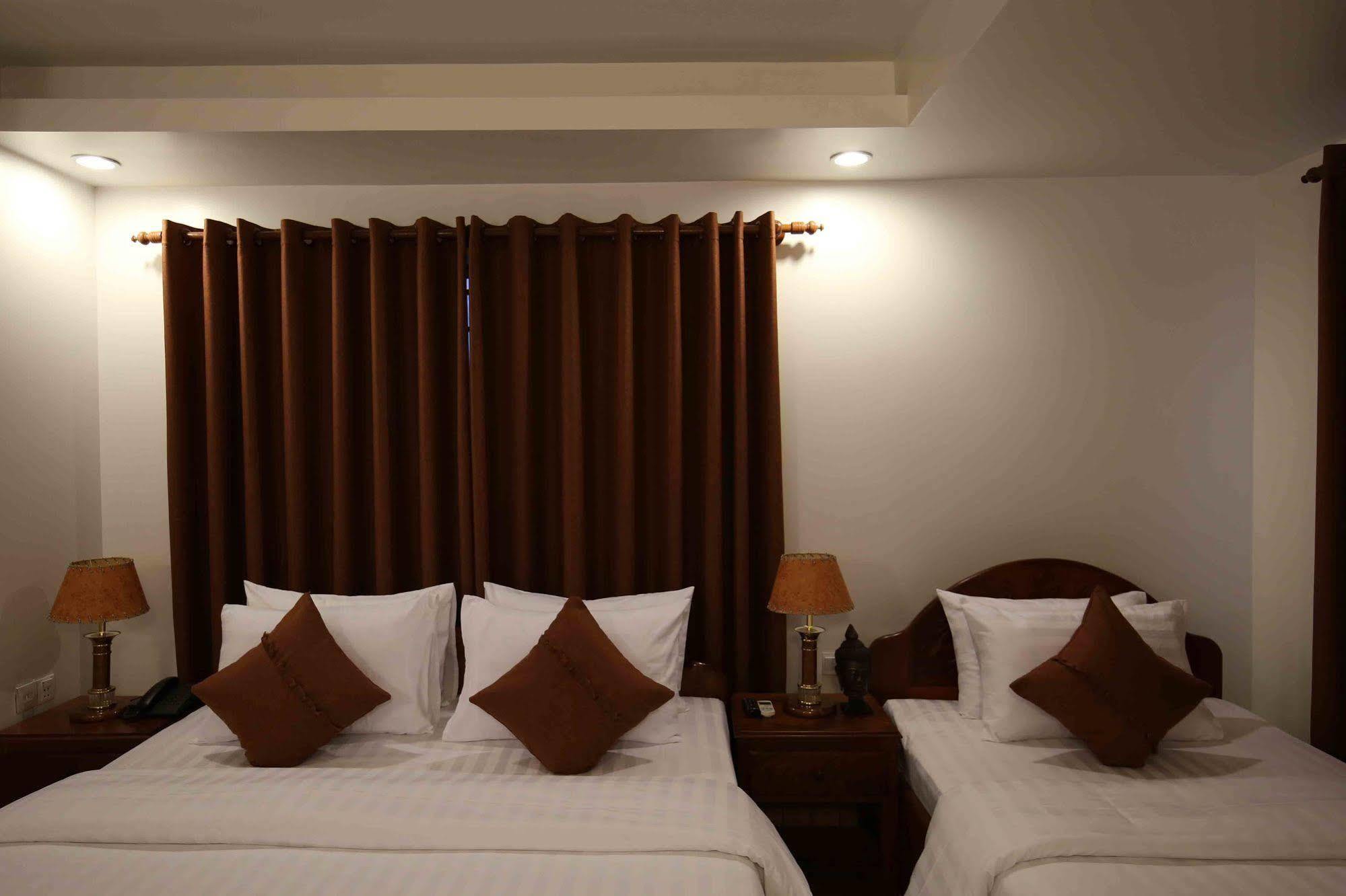 Holy Angkor Hotel เสียมราฐ ภายนอก รูปภาพ